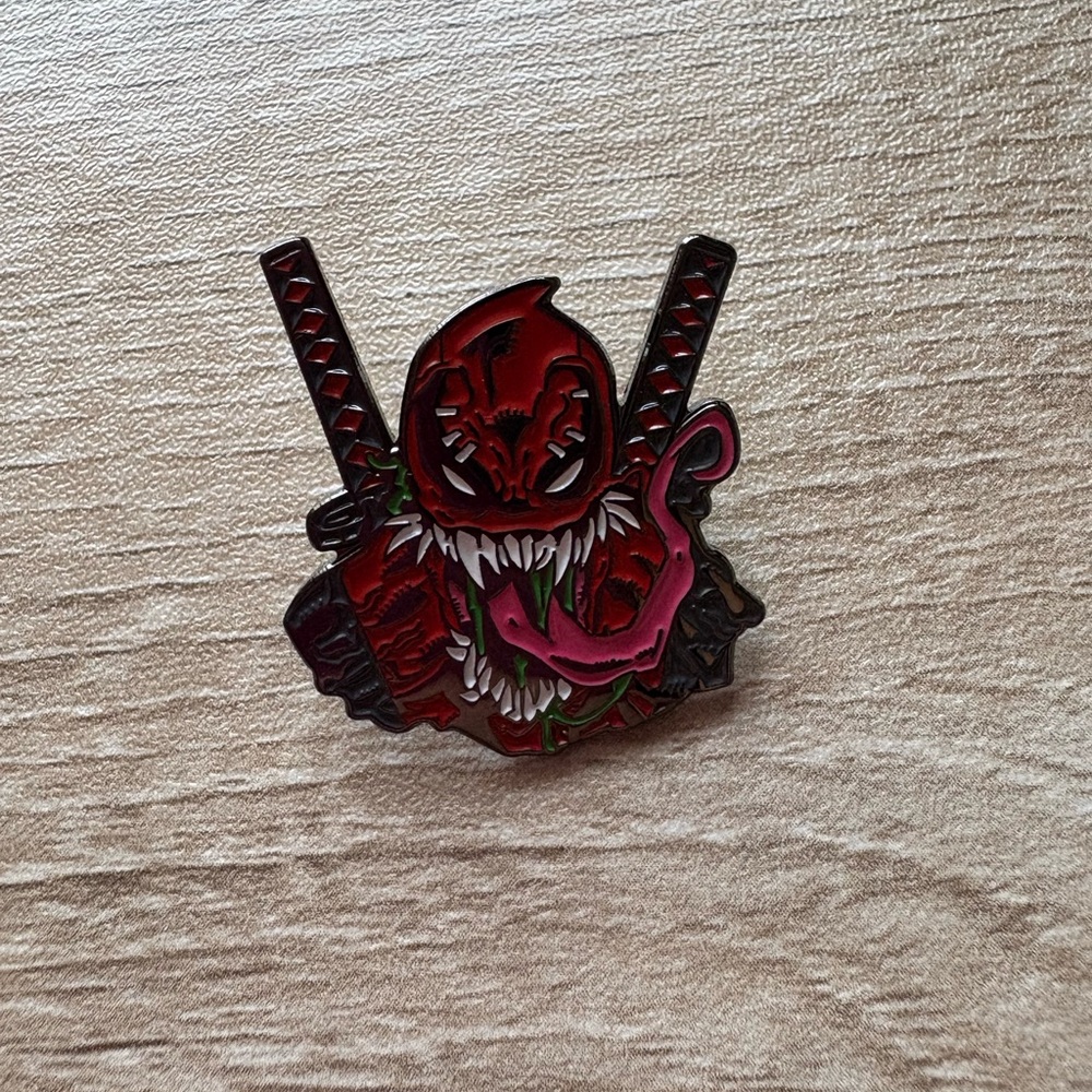 Venom Deadpool enamel pin